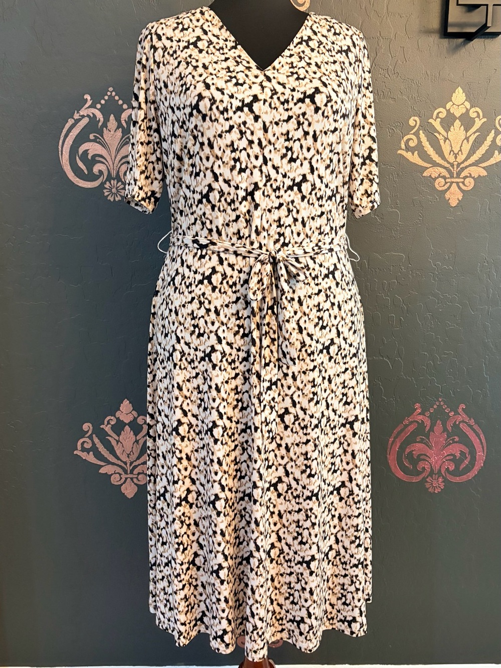 MSK Abstract Print V-Neck Midi Dress in Black and Cream